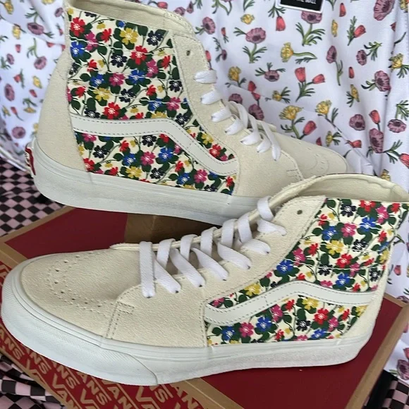 Vans WMNS Sk8-Hi Tapered
Floral White
VN0A5KRUWHT
Sneakers - Picture 11 of 16